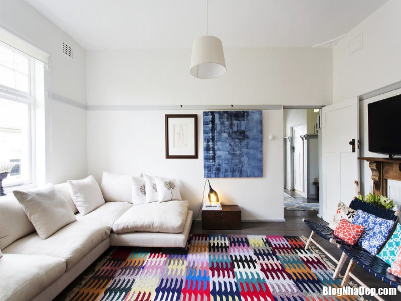 Những chiếc thảm sắc màu lung linh tạo ấn tượng cho phòng khách