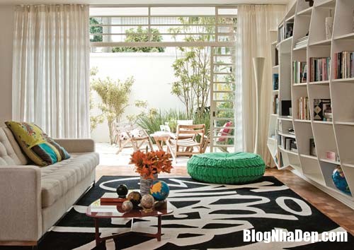 Những chiếc thảm sắc màu lung linh tạo ấn tượng cho phòng khách