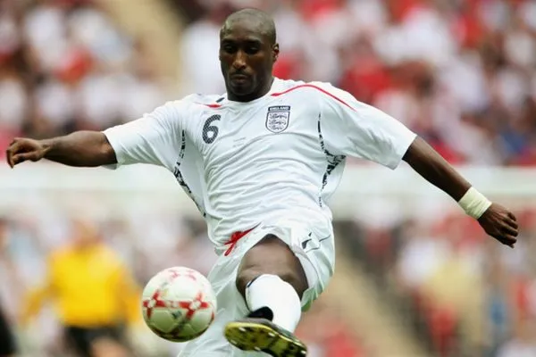 Sol Campbell Là Ai? Sự Nghiệp Của Ngôi Sao Bóng Đá Người Anh