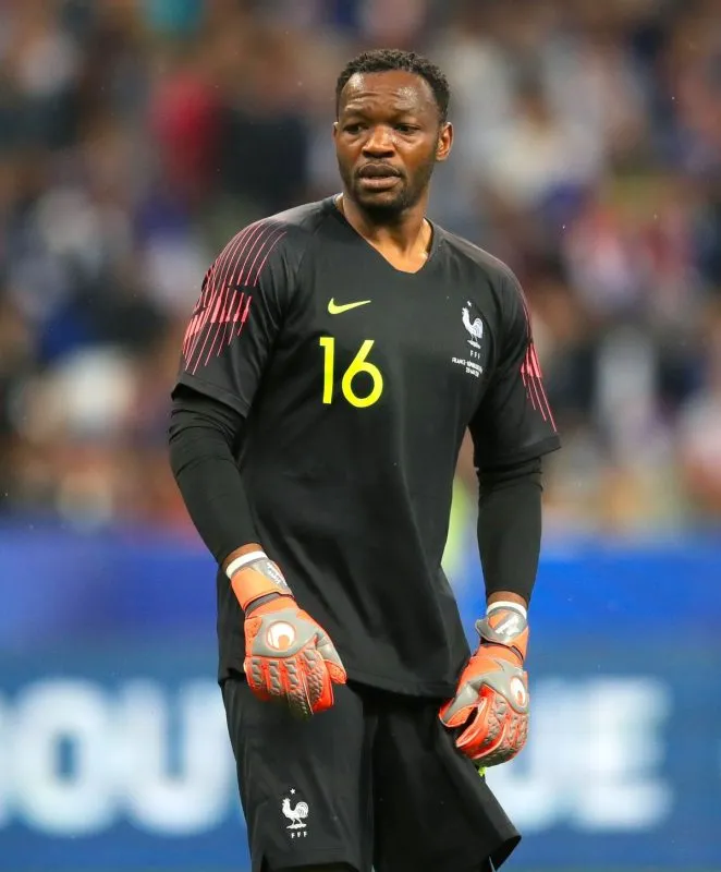 Steve Mandanda Là Ai? Sự Nghiệp Của Thủ Môn Bóng Đá Người Pháp